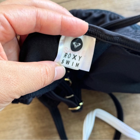 Roxy Crochet swimsuit top set of 2 black white size small - Picture 2 of 5